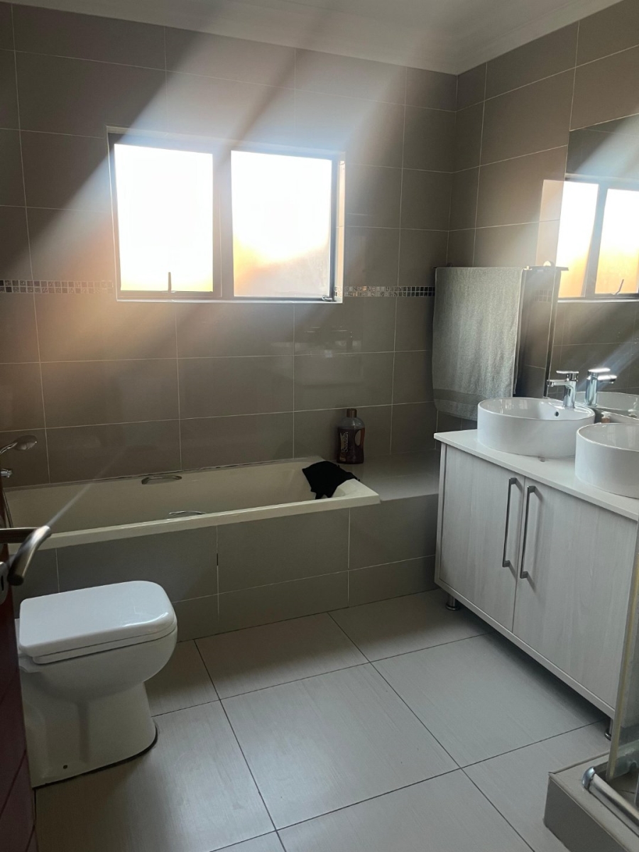 4 Bedroom Property for Sale in Heuwelsig Free State